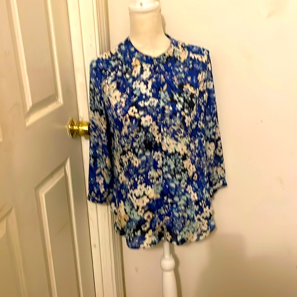 Beautiful Liz Claiborne shirt light weight size medium